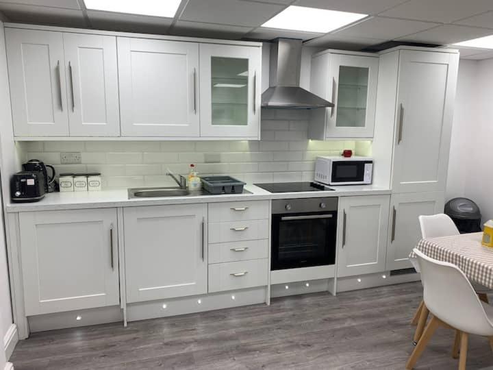 Huge Studio Close To City Centre With Free Secure Parking Leeds  Exterior photo